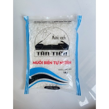 Muối hạt sạch kết tinh trên nền bạt nhựa HDPE